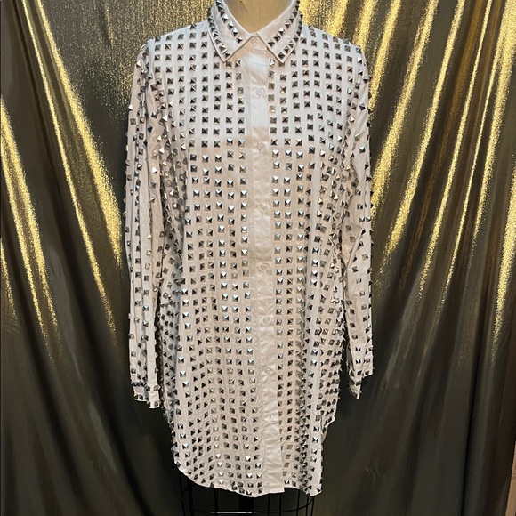 β¨πββ¬ Shop Akria White Oversized Button-Down Shirt π Silver Pyramid Studs - Picture 2 of 5